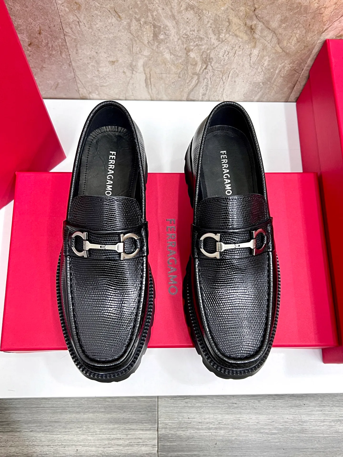 Original quality P580 Brand: Ferragamo Standard size: Men's size 38/44 (45.46 can be customized) Grade: Same style as the official website High-quality men's shoes Material: Customized first-layer calfskin with water-dyed cowhide lining Cowhide tiptoe Original non-slip and wear-resistant rubber outsole Style category: Men's formal business leather shoes are young and fashionable European and American trends British style Casual matching and comfortable feet Color: actual picture
